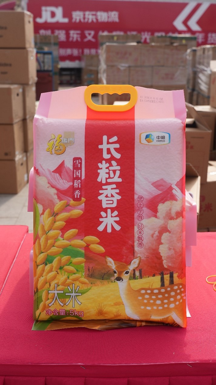 我给家乡送年货”首站落地 光明村迎来最实在年货 米面油受欢迎(2)