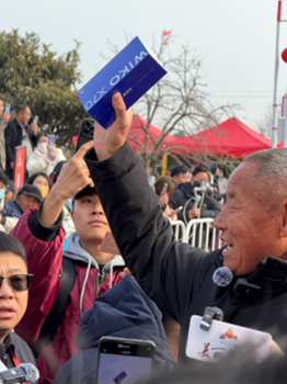 光明村最有排面的年货诞生 京东为每家每户送大屏AI手机 (2) 光明村最有排面的年货诞生 京东为每家每户送大屏AI手机 (2)