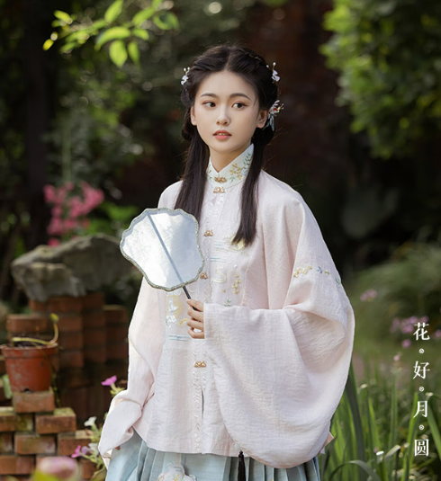 京东搜索量同比增长10 倍！今年春节年轻人都在买明制汉服(2)