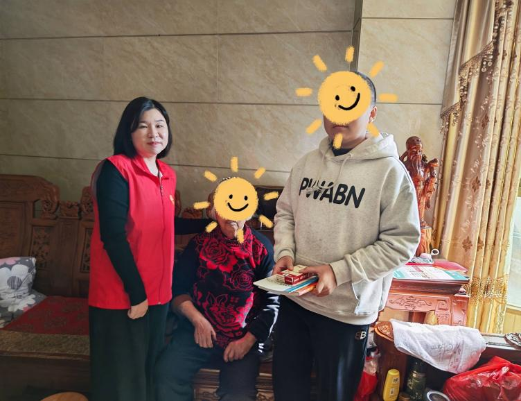 教老人用手机，教孩子懂孝心 平安产险“一小时公益”志愿活动温暖留守家庭(4)