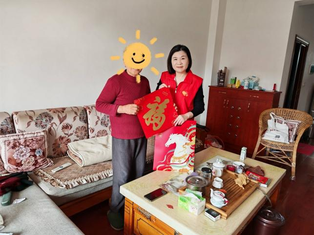 教老人用手机，教孩子懂孝心 平安产险“一小时公益”志愿活动温暖留守家庭(2)