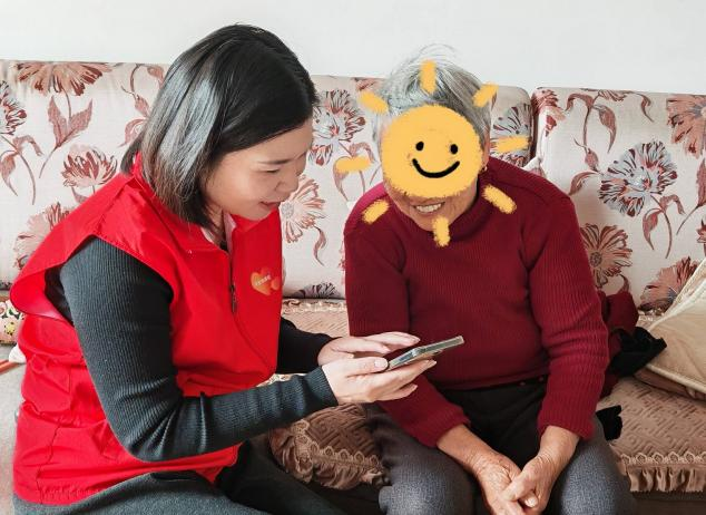 教老人用手机，教孩子懂孝心 平安产险“一小时公益”志愿活动温暖留守家庭(1)