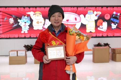 全总等10部门参加京东快递员退休仪式 为多位老哥颁发荣休证书(2)